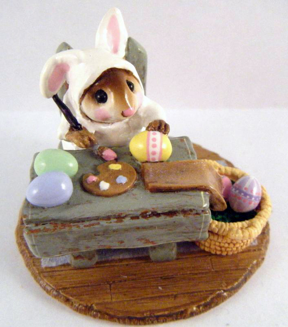 M-175_Mousies_Egg_Factory_cream_suit_green table